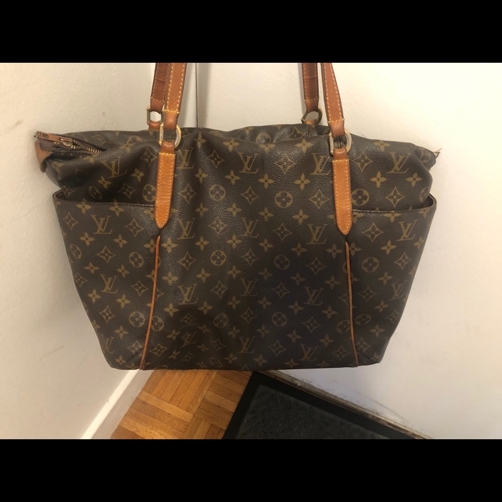 100% Authentic Louis Vuitton Totally GM